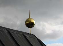 Позолоченный шар на крыше
